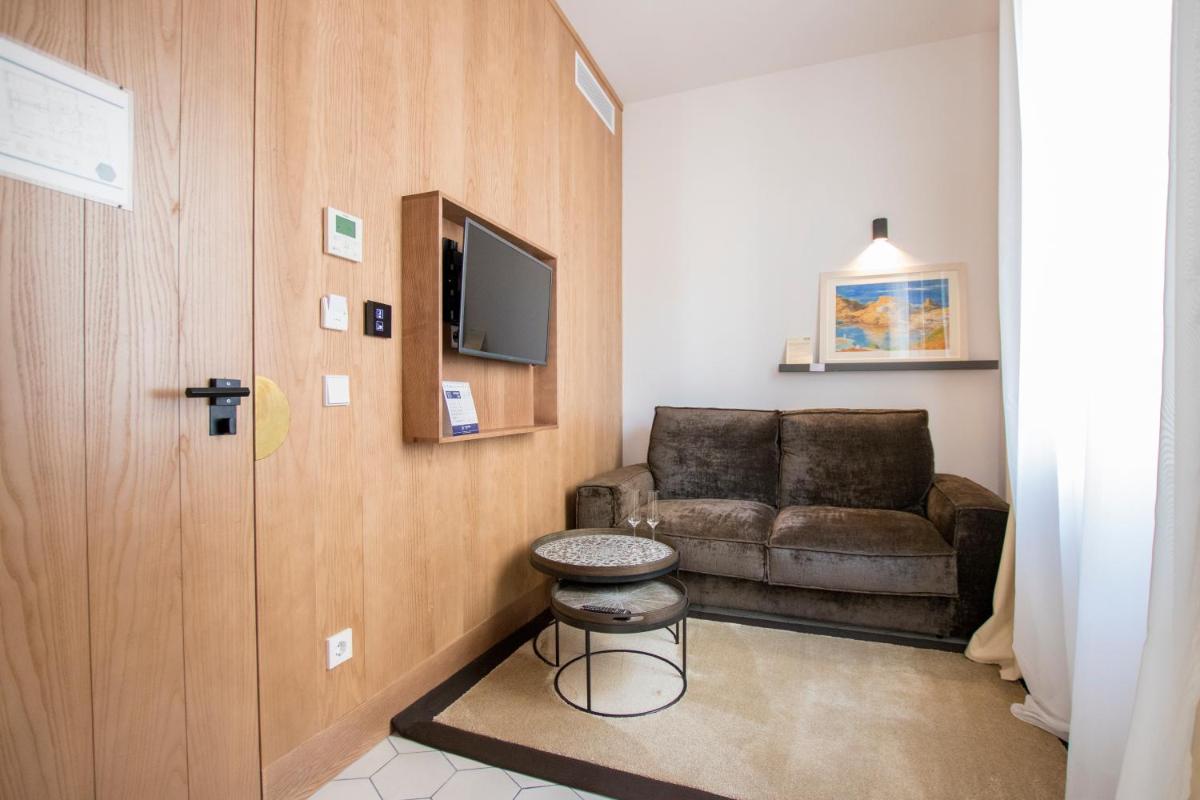 Una televisión o centro de entretenimiento en Boutique Hotel Sant Roc & Spa