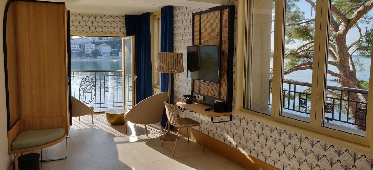 Télévision ou salle de divertissement dans l'établissement Splendid Hôtel & Spa