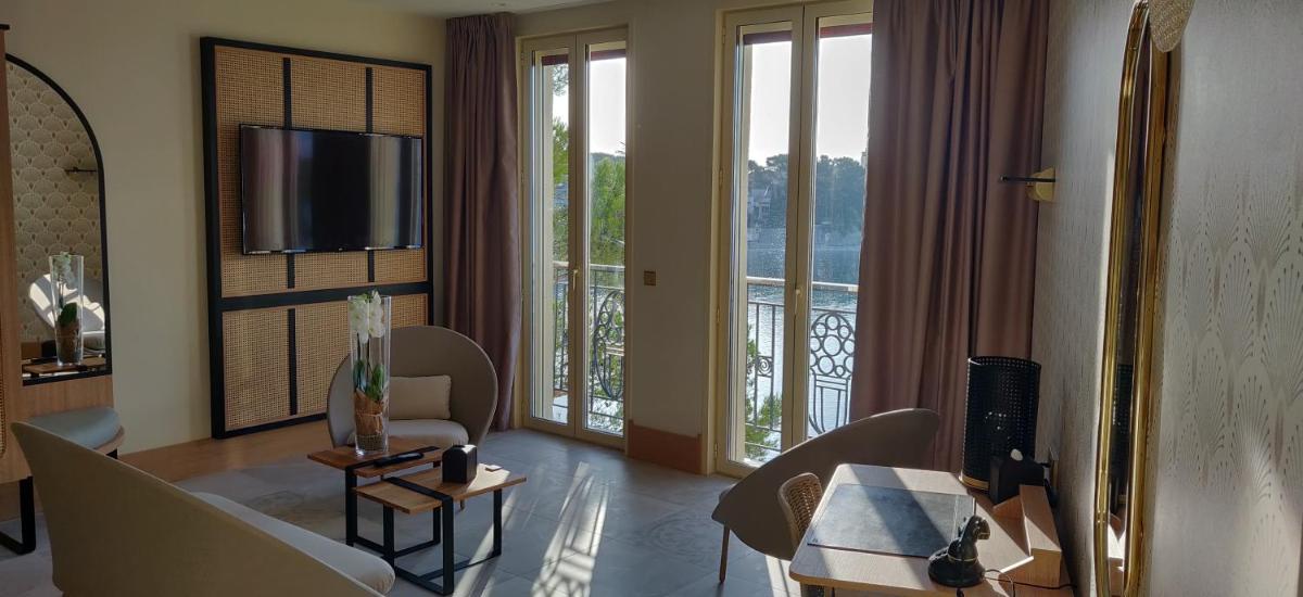 Télévision ou salle de divertissement dans l'établissement Splendid Hôtel & Spa