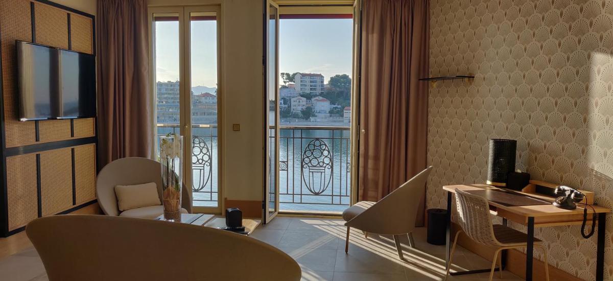 Télévision ou salle de divertissement dans l'établissement Splendid Hôtel & Spa