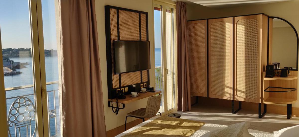 - une chambre d'hôtel avec vue sur l'océan dans l'établissement Splendid Hôtel & Spa, à Bandol