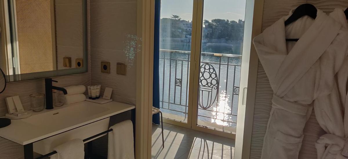 Vue sur la rivière ou le fleuve situé(e) à proximité de l'hôtel