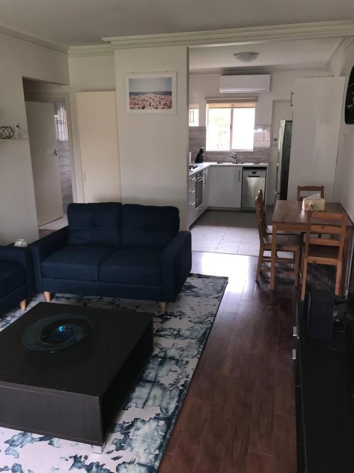 Stay in spacious, homely unit in prestigious area - Housity
