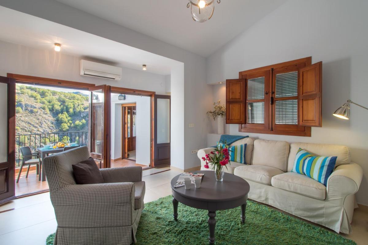 Quiet house in village center with mountains views - Housity