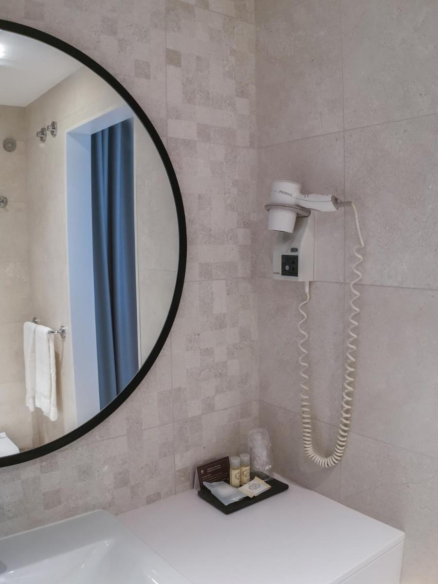 Uma casa de banho em Hotel Vouga