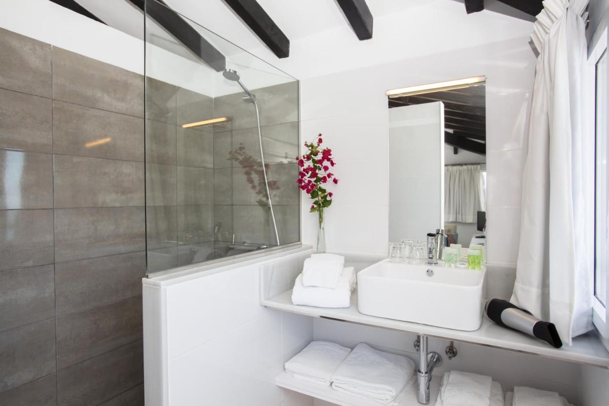 Un baño de Hotel Marina