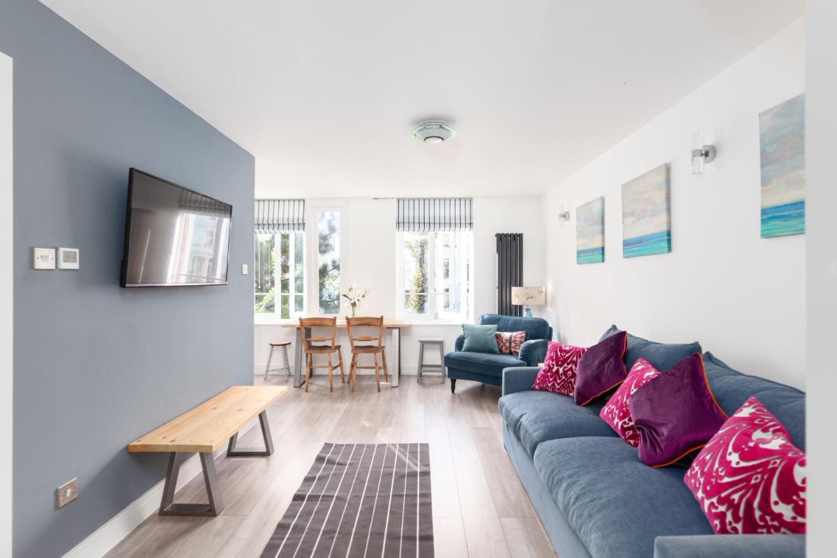 Powis Square - Housity