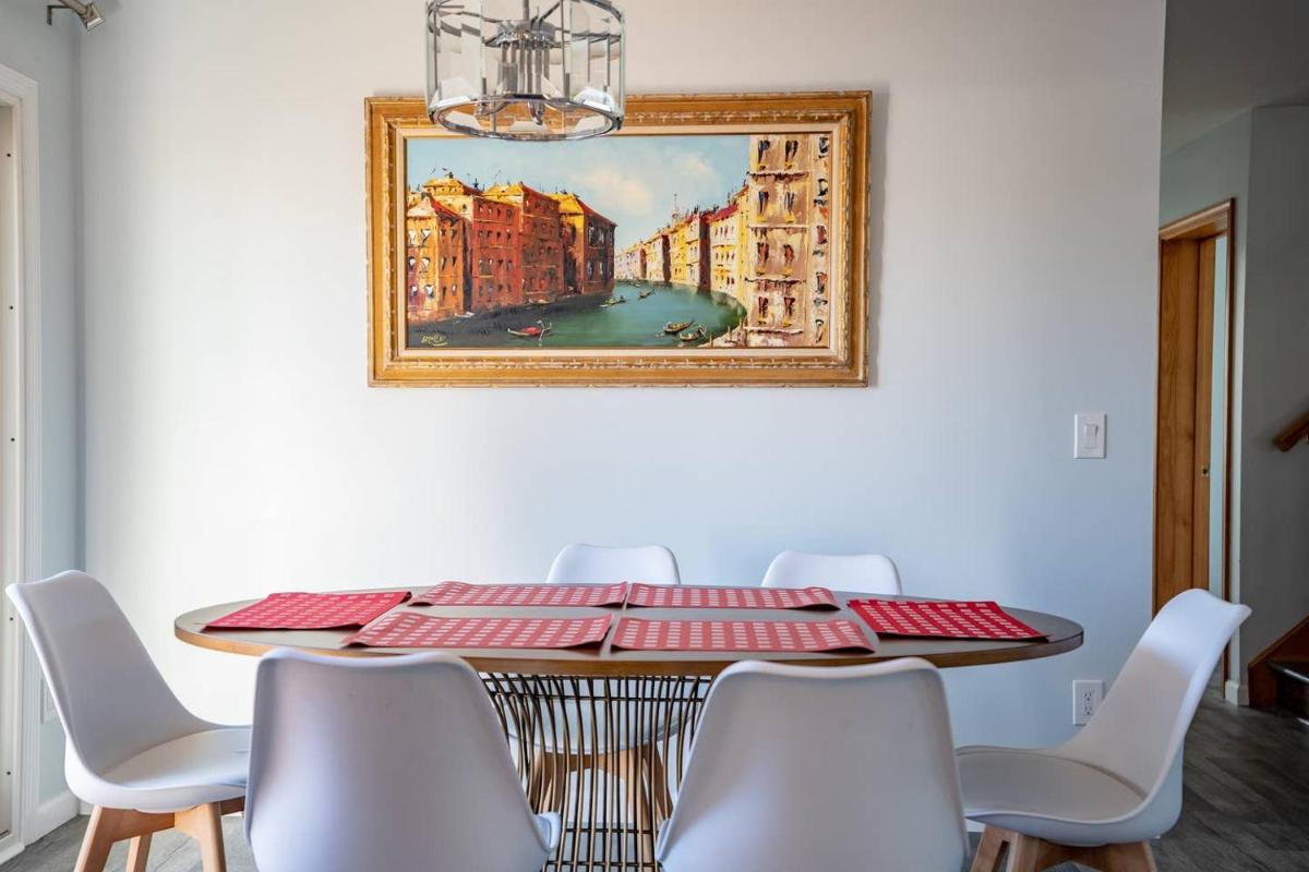 New Luxury Family Getaway with Designer Touches - Housity