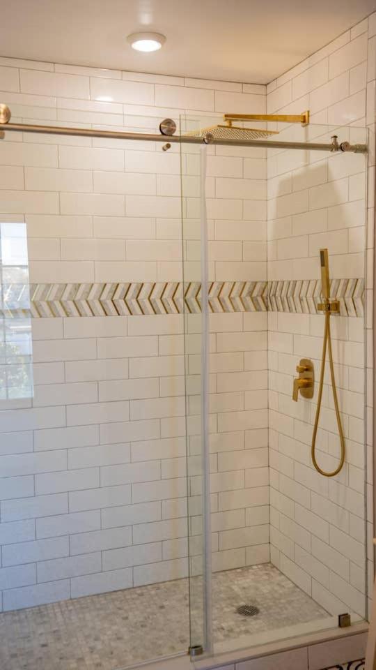 New Luxury Family Getaway with Designer Touches - Housity