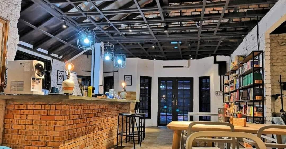 Books & Beds - Housity