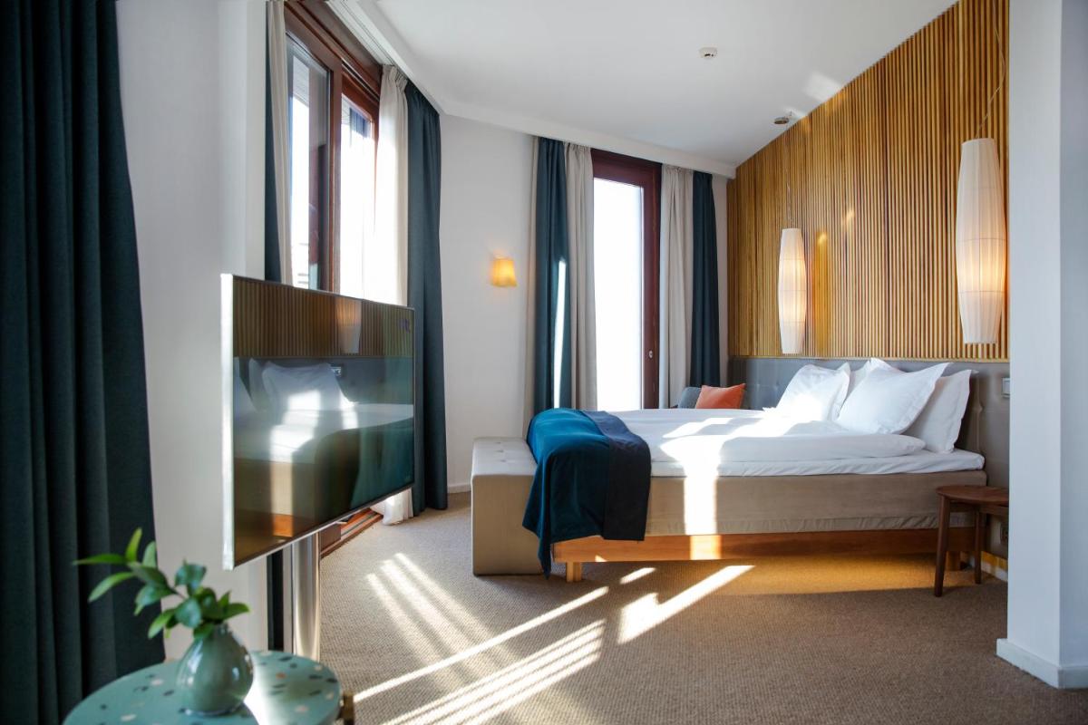 Una habitación de hotel con una cama y un televisor de pantalla plana. en Portixol Hotel & Restaurant, en Palma de Mallorca 79 fotos más