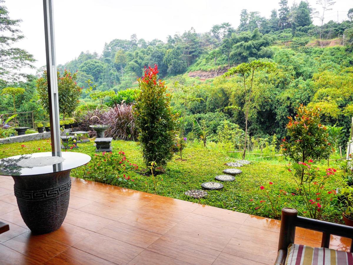 The Wiltshire Dago Pakar - Hillside Villa MAX 12 ORANG - Housity