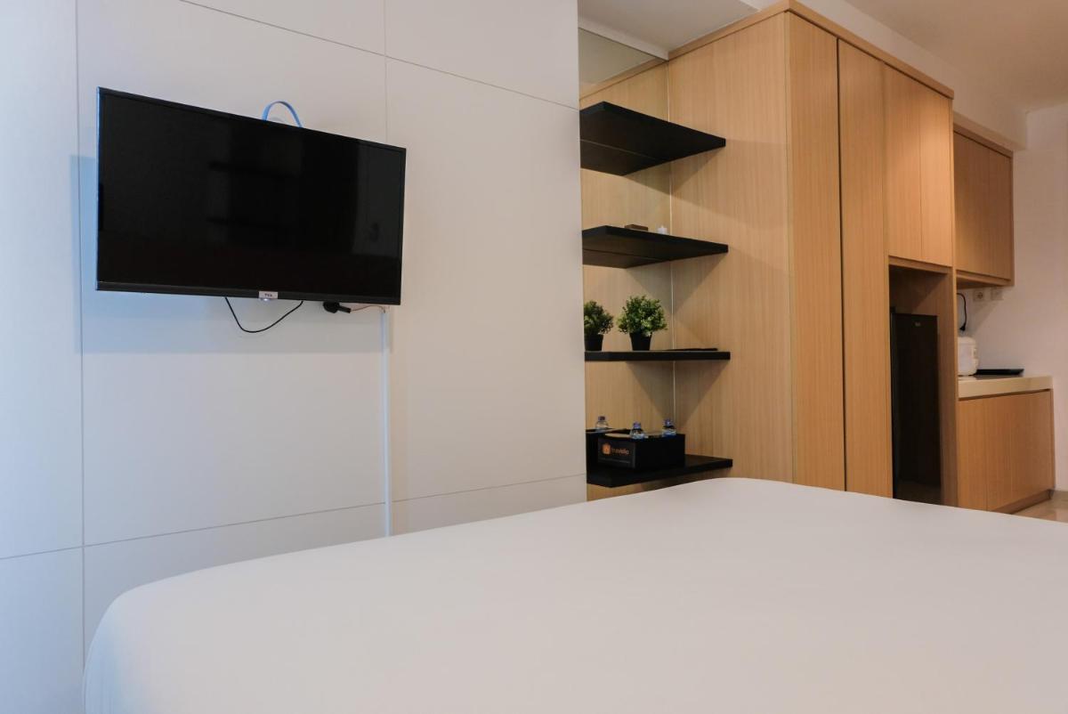 Cozy Studio Apartment at Tree Park City Cikokol By Travelio - Housity