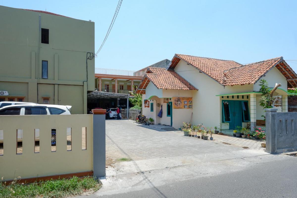 Suitetrails - RedDoorz Syariah near Alun Alun Pati