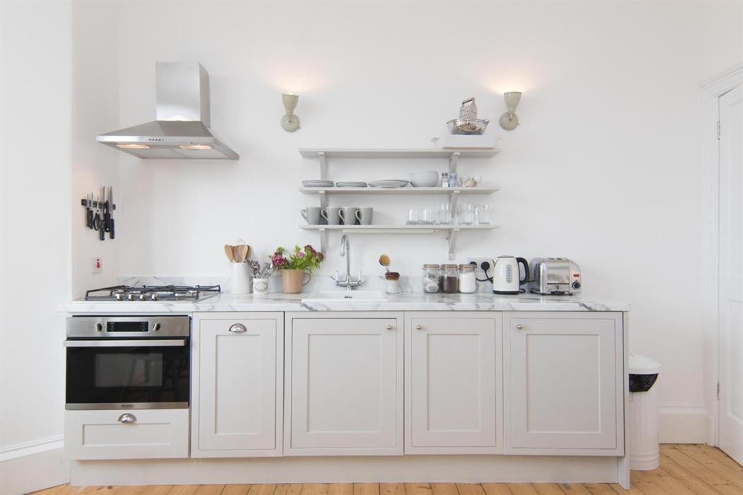 Beach House No1 With Amazing Sea Views And Direct Beach Access - Housity