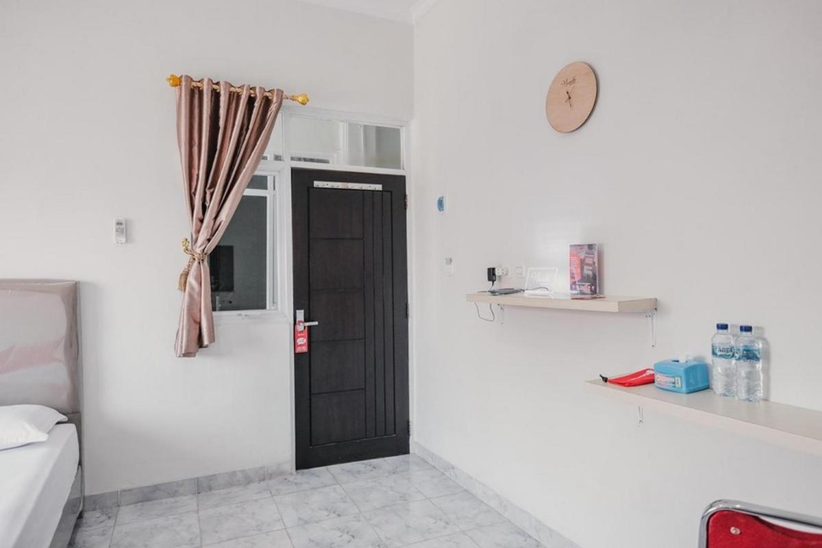 Suitetrails - RedDoorz @ Jalan Narada Lampung