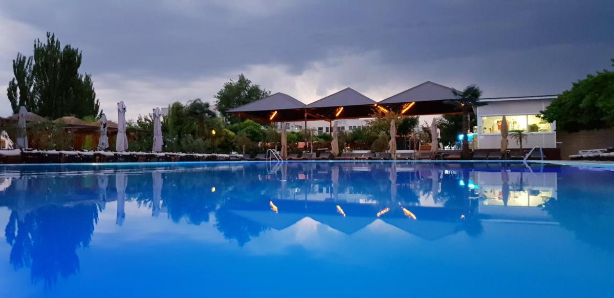 Cross Resort Hotel - Housity