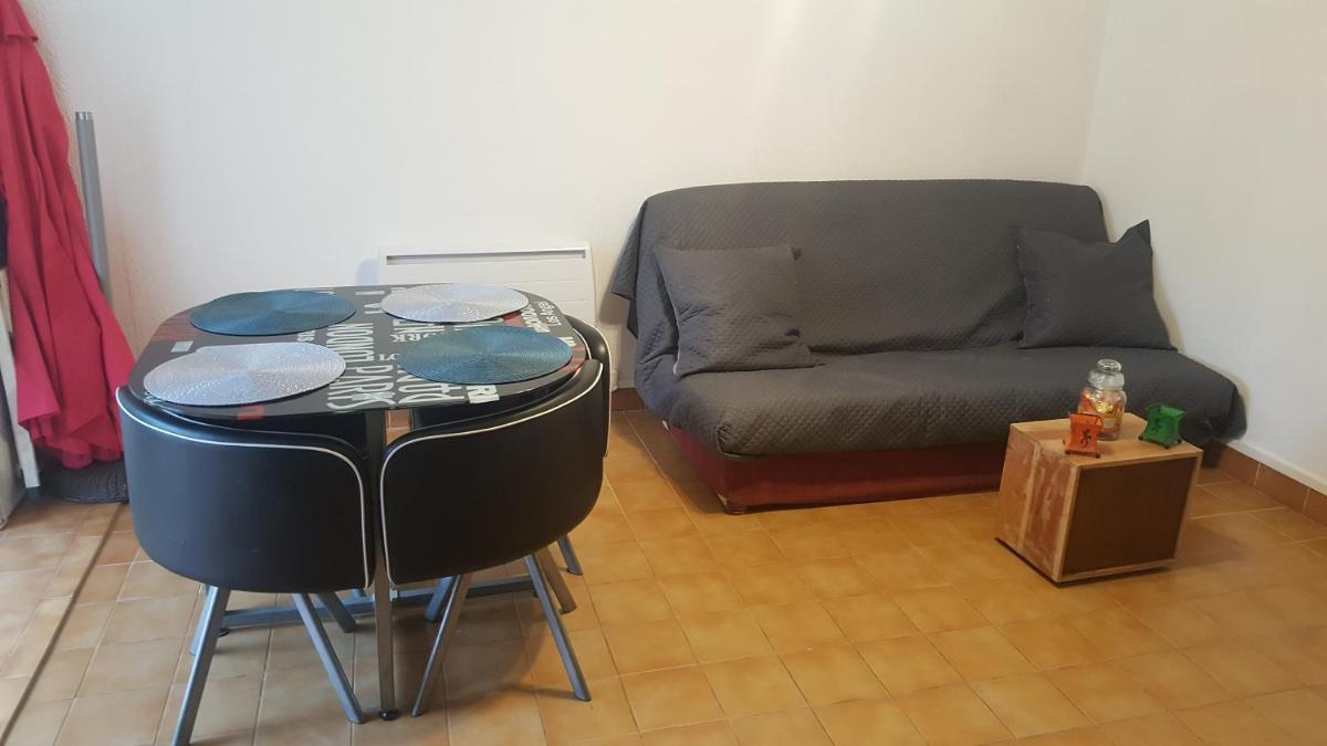 Appartement T2 avec son rez de jardin de 40 m2 5 couchages 250m de la plage et 15km de l'Arena - Housity