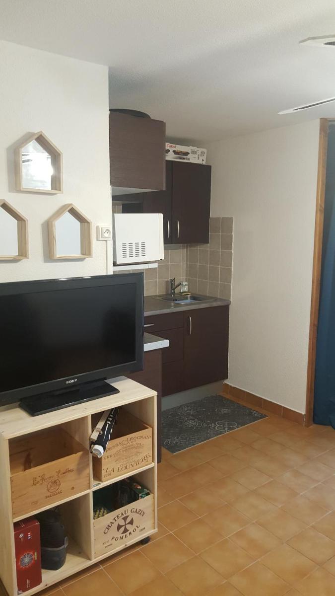 Appartement T2 avec son rez de jardin de 40 m2 5 couchages 250m de la plage et 15km de l'Arena - Housity