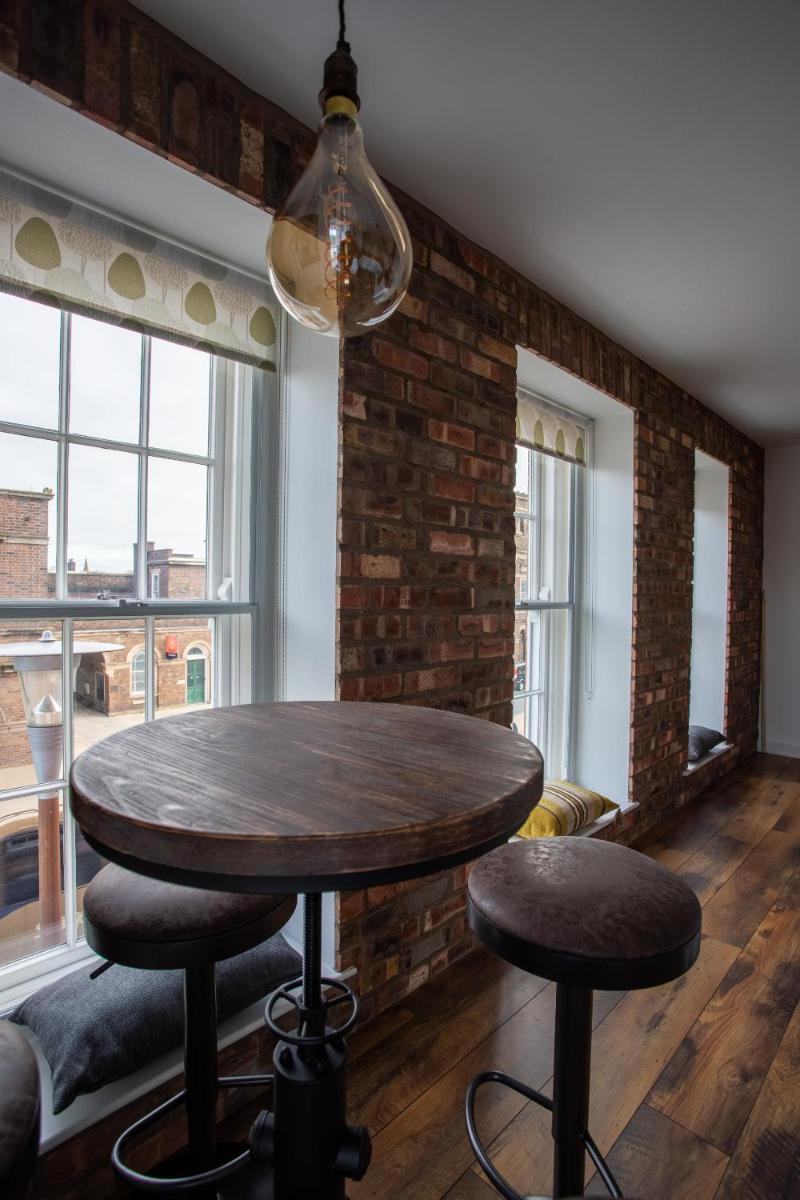 Chester railway station luxury apartment - sleeps 4 & FREE parking! - Housity