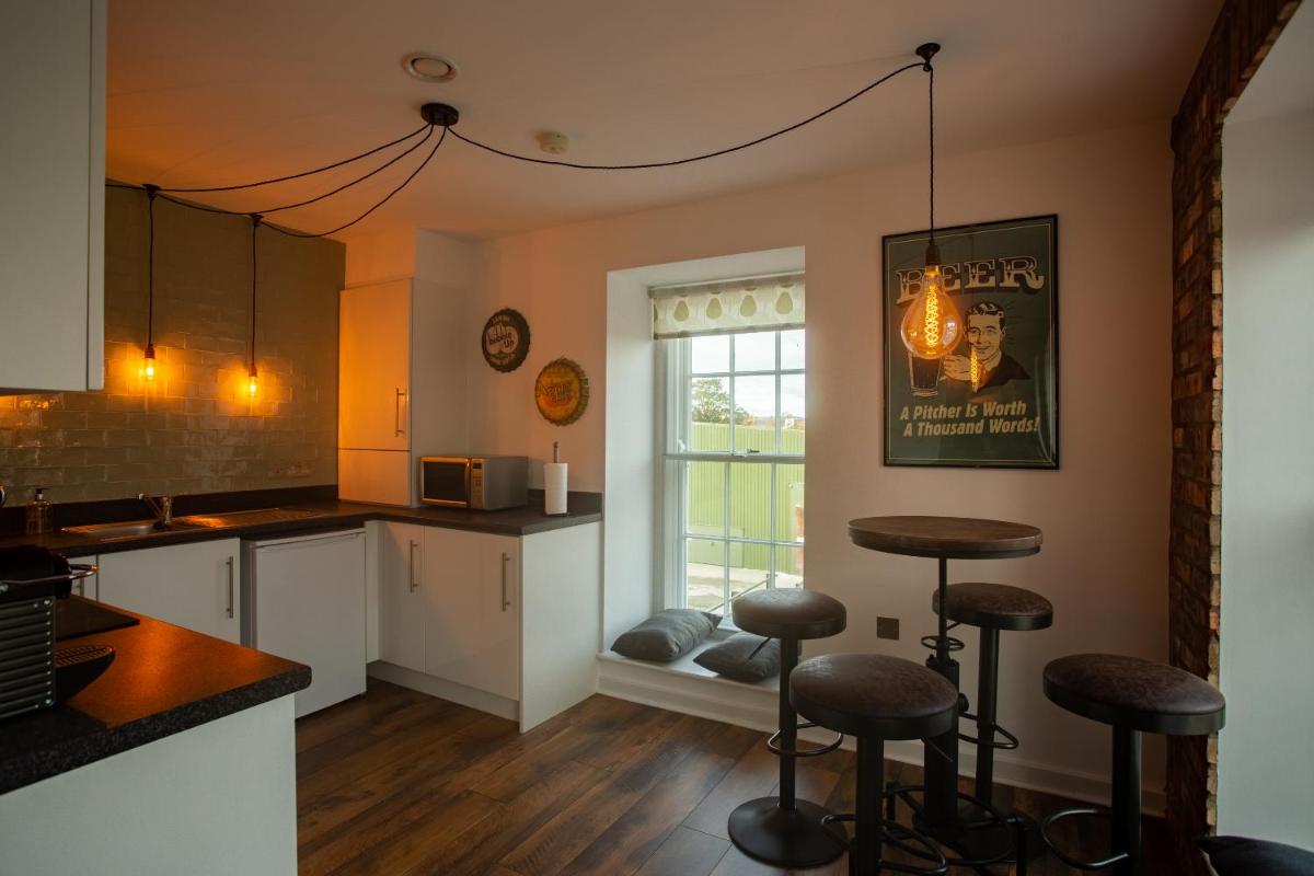 Chester railway station luxury apartment - sleeps 4 & FREE parking! - Housity