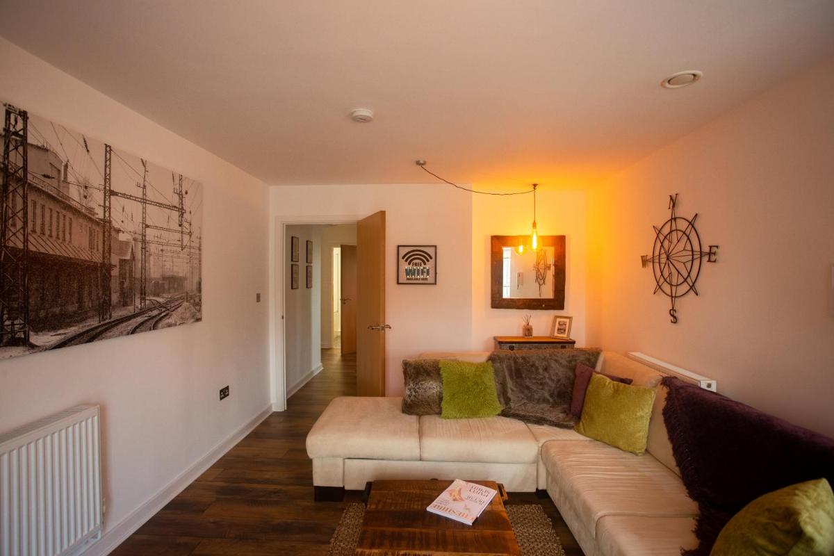 Chester railway station luxury apartment - sleeps 4 & FREE parking! - Housity