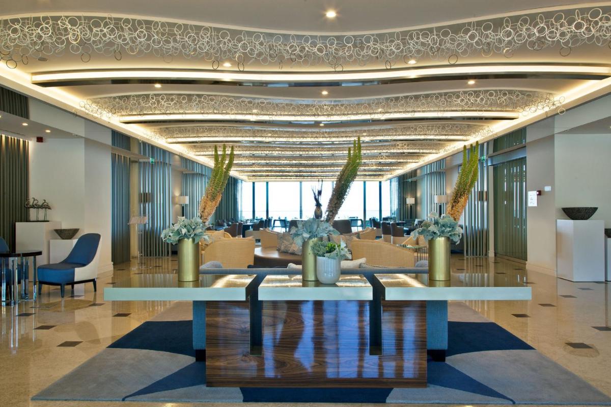 Uma área de estar em InterContinental Cascais-Estoril by IHG