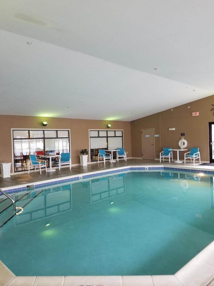 Holiday Inn Express Hotel & Suites Kingsport-Meadowview I-26 by IHG - Housity