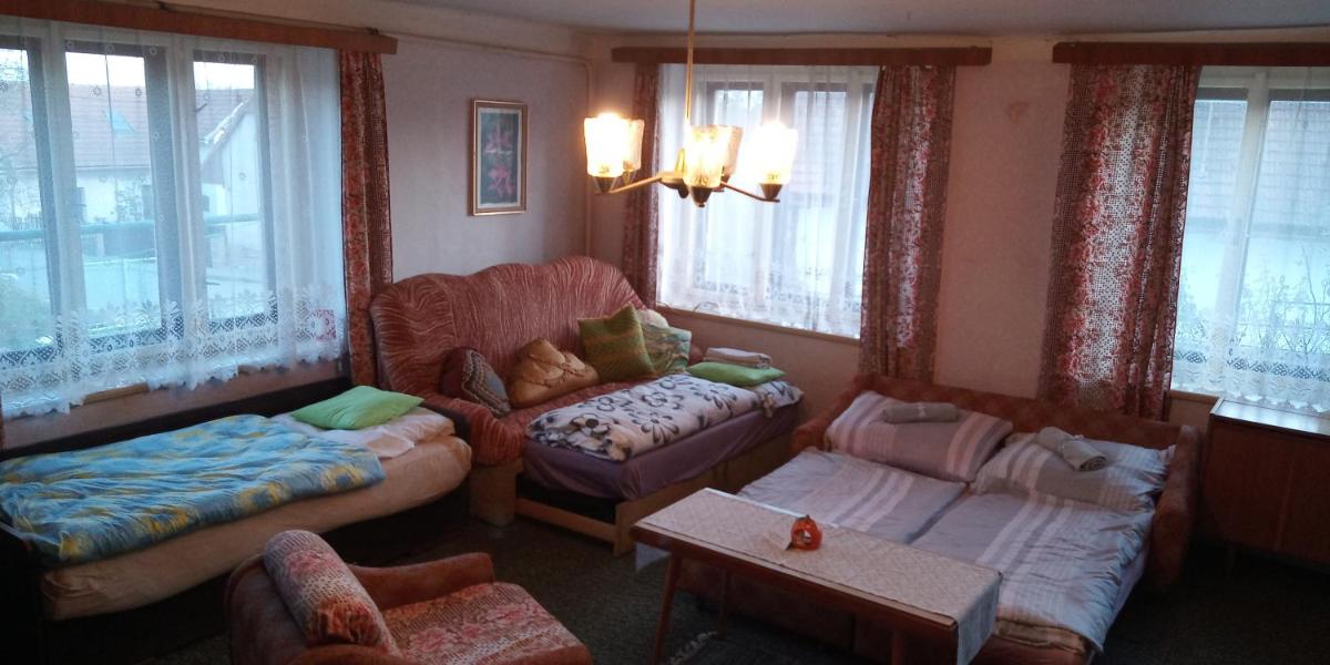 Spacious Farmhouse with yard full of fruit trees - Housity
