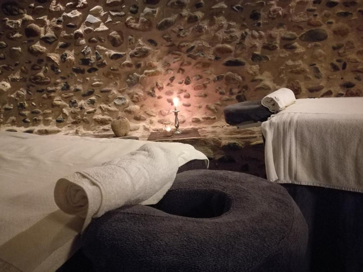 Un ou plusieurs lits dans un hébergement de l'établissement Hotel Logis - Chateau de Beauregard