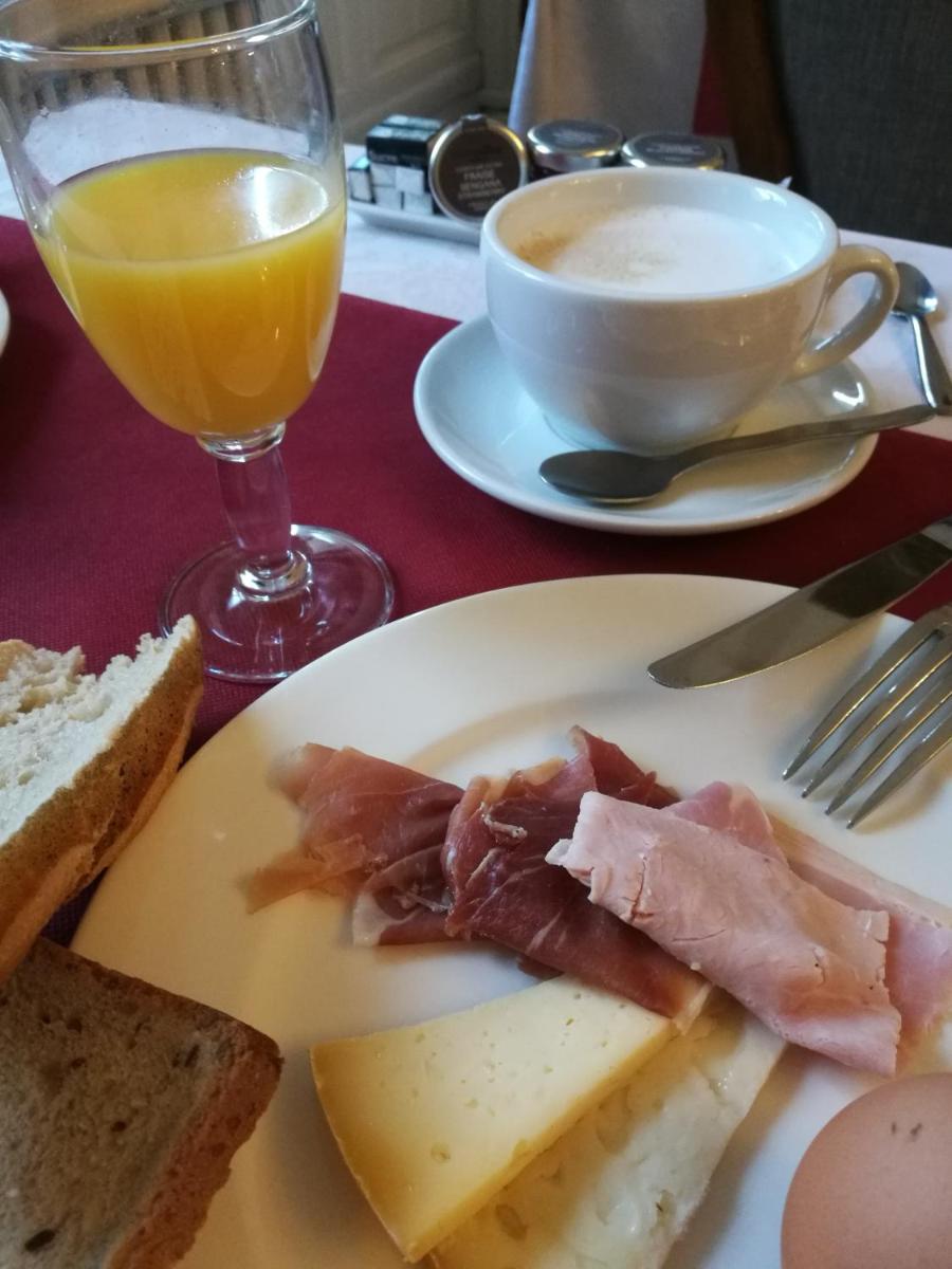 Options de petit-déjeuner proposées aux clients de l'établissement Hotel Logis - Chateau de Beauregard