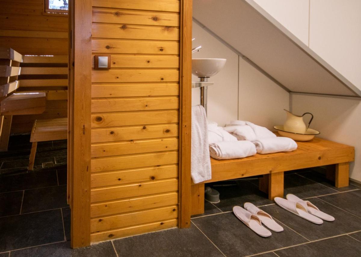 Habitación con litera y zapatillas. en Hotel Somlom - ECO Friendly Montseny, en Sant Esteve de Palautordera 48 fotos más