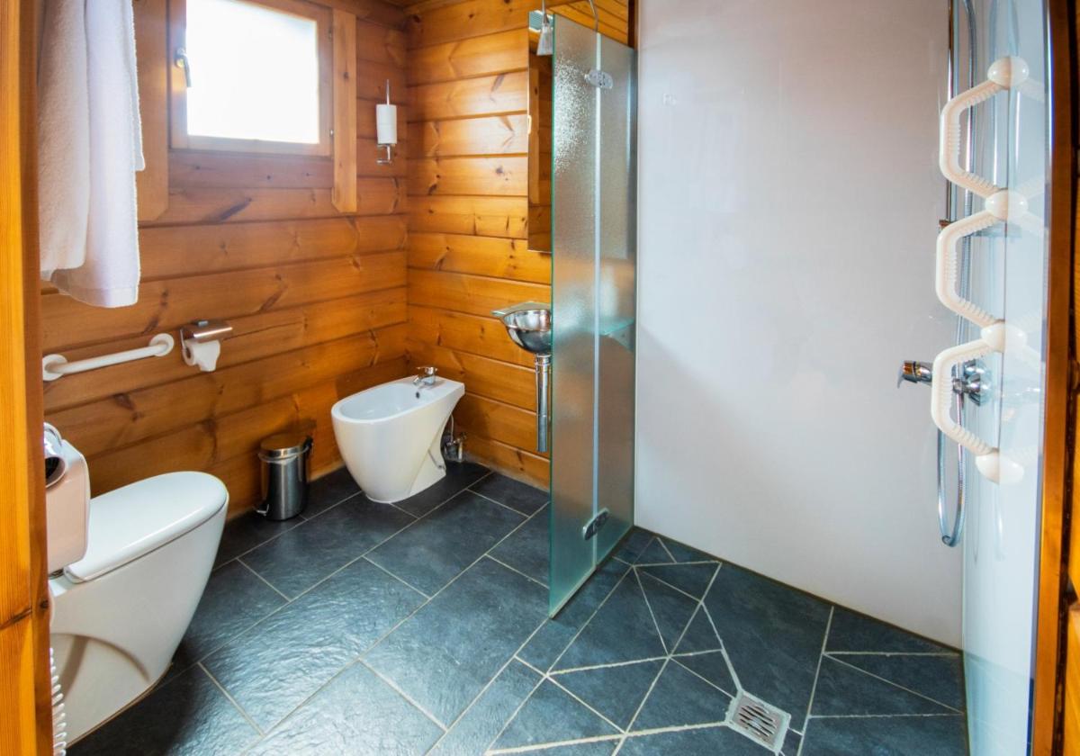 Un baño de Hotel Somlom - ECO Friendly Montseny