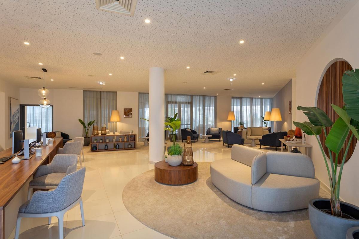 Uma área de estar em Longevity Health & Wellness Hotel - Adults Only
