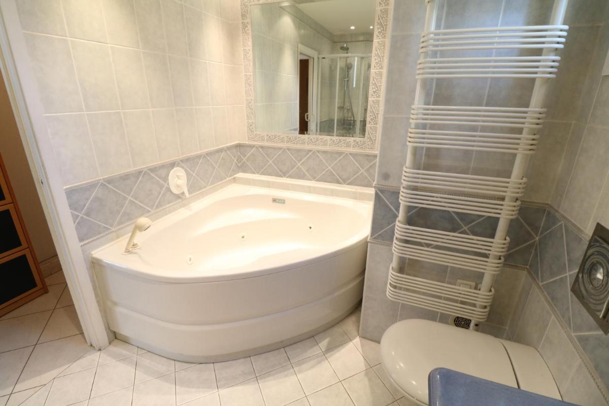 4 bedroom 3 bathrooms sea view Forville Apartment5 mins from the Palais Parking - Hizvo