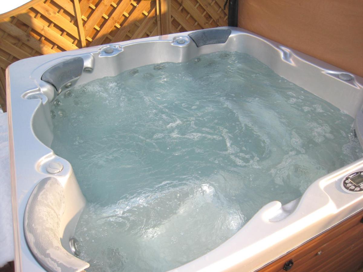 Ashleigh House - HOT TUB, Snooker table, Sleeps 24 - Housity
