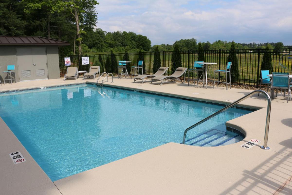 Holiday Inn Express & Suites - Hendersonville SE - Flat Rock by IHG - Housity