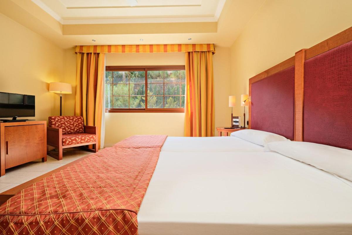 Cama o camas de una habitación en Hotel Envia Almería Spa & Golf
