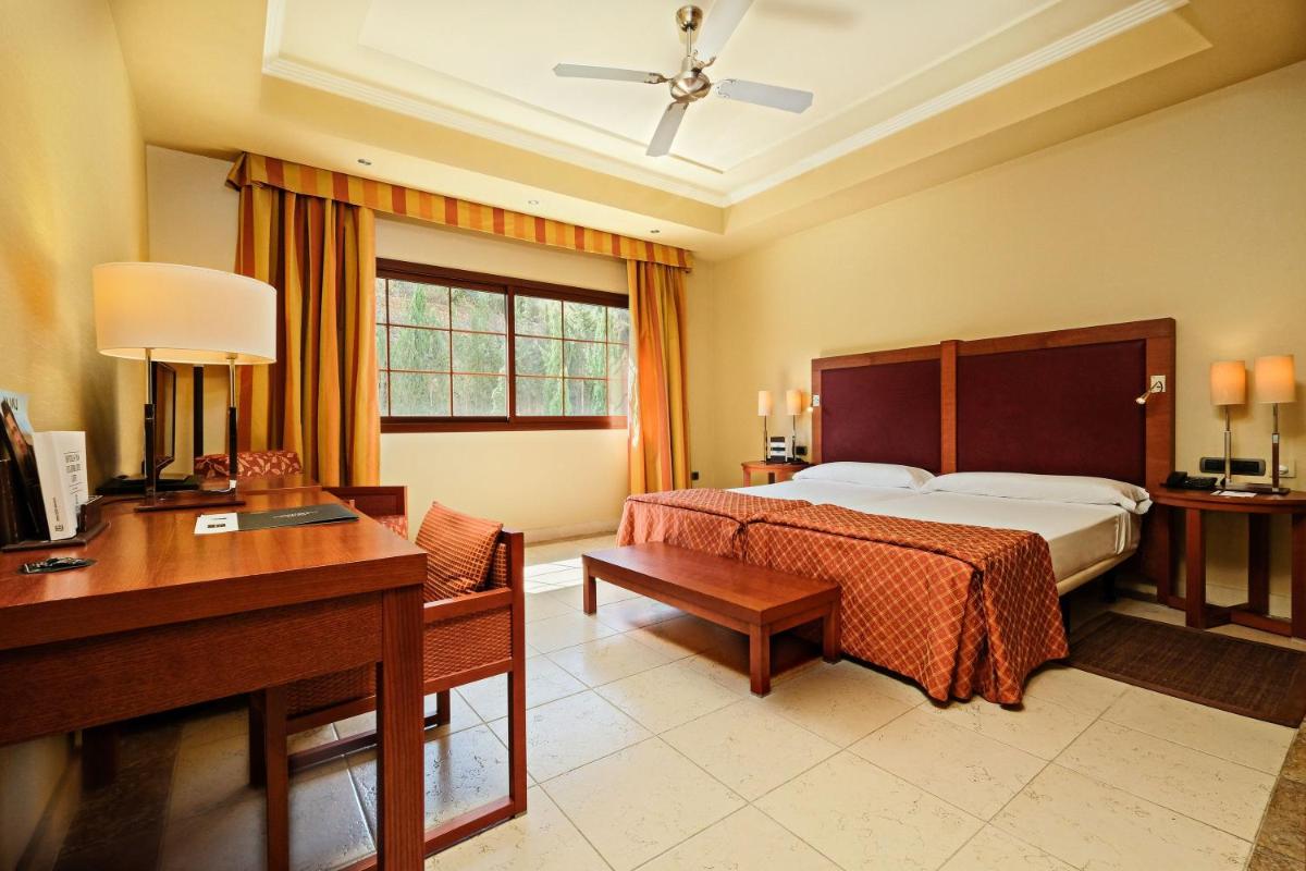 Cama o camas de una habitación en Hotel Envia Almería Spa & Golf