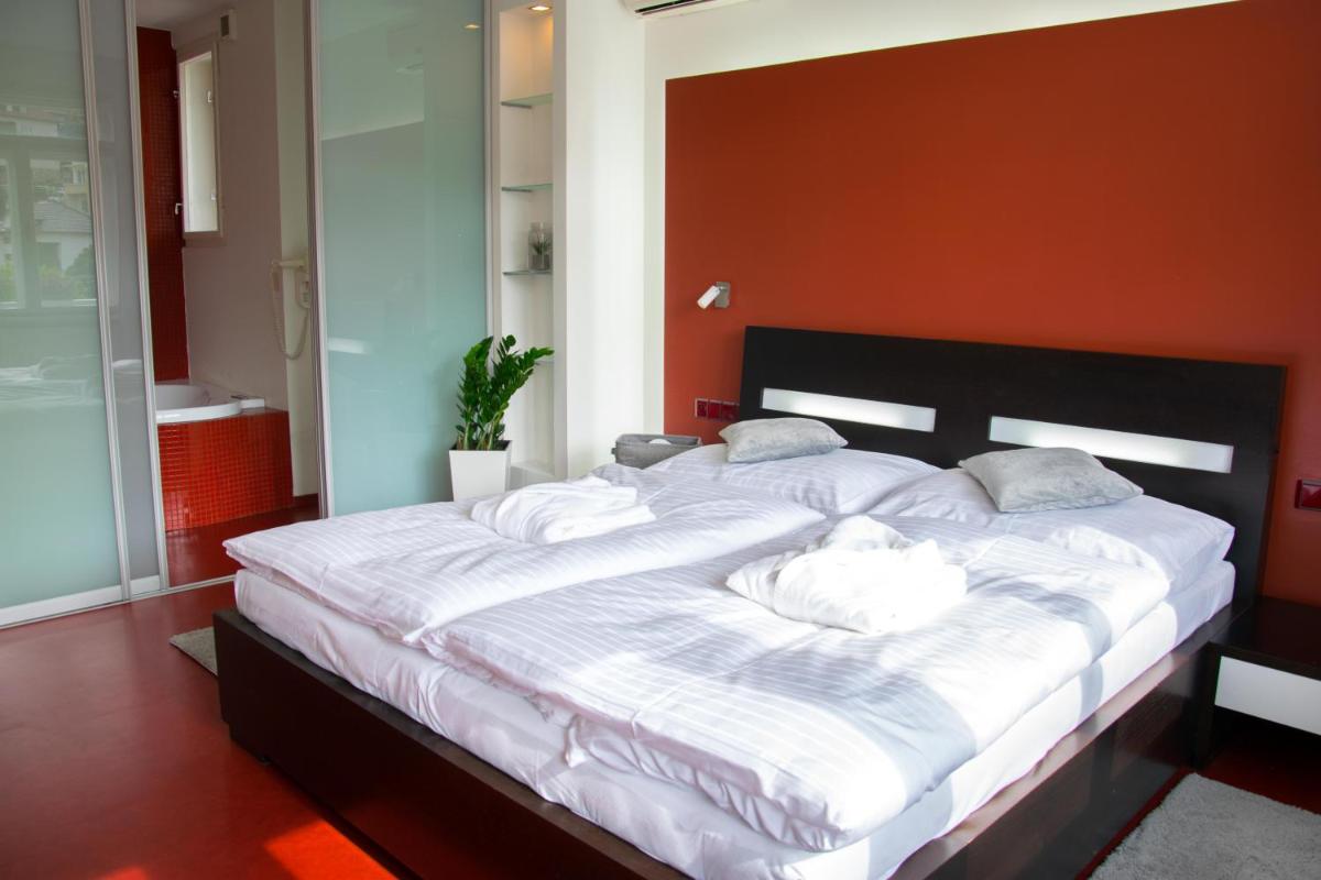 Hotel Krystal - Housity