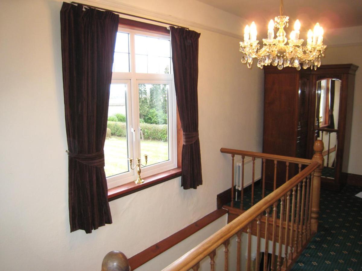 Ashleigh House - HOT TUB, Snooker table, Sleeps 24 - Housity