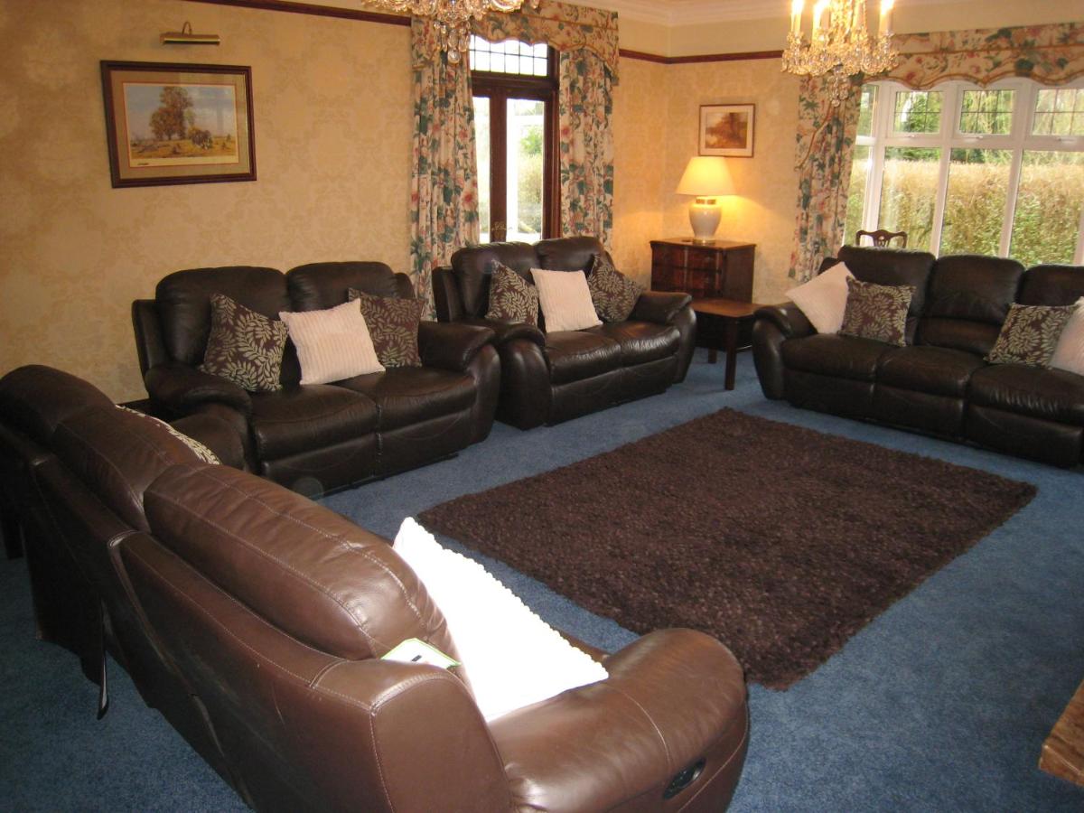 Ashleigh House - HOT TUB, Snooker table, Sleeps 24 - Housity