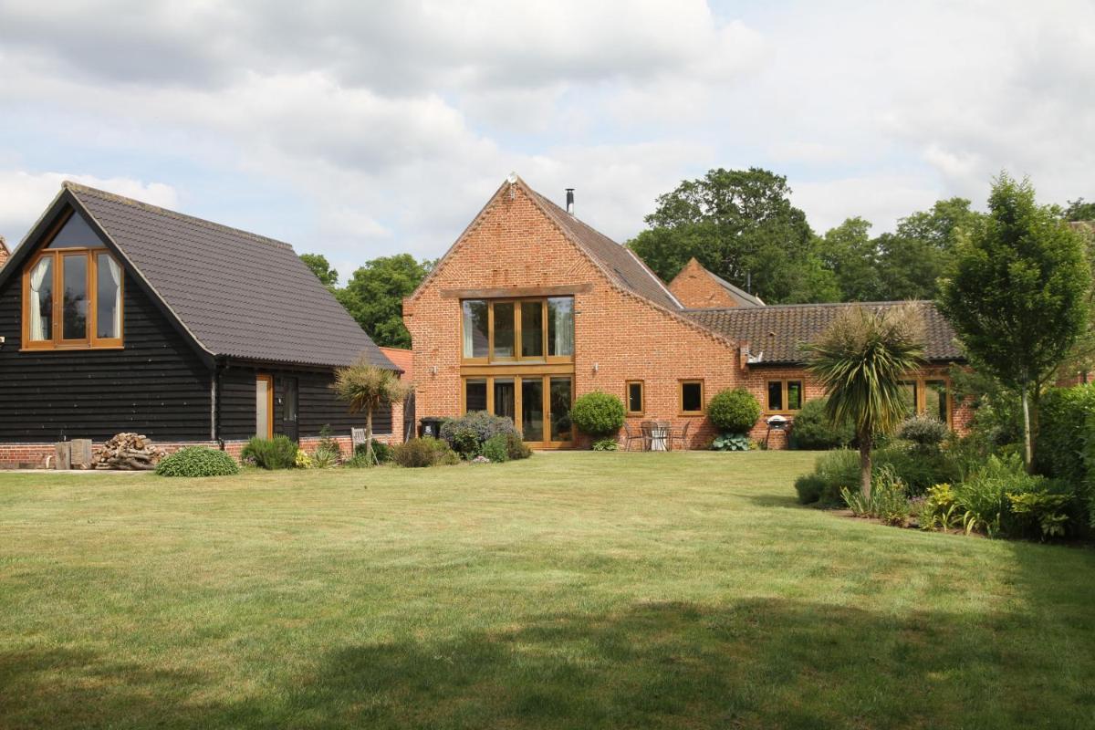 Superb Stokesby Barn Apartment - Norfolk Broads & Norwich - Housity