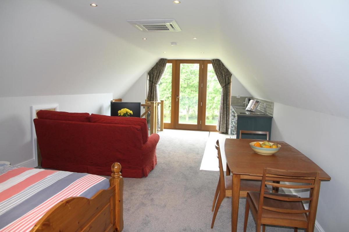 Superb Stokesby Barn Apartment - Norfolk Broads & Norwich - Housity
