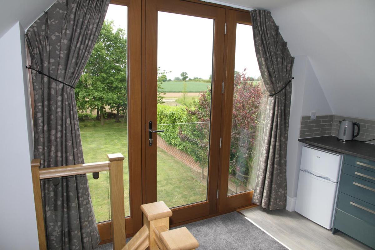 Superb Stokesby Barn Apartment - Norfolk Broads & Norwich - Housity