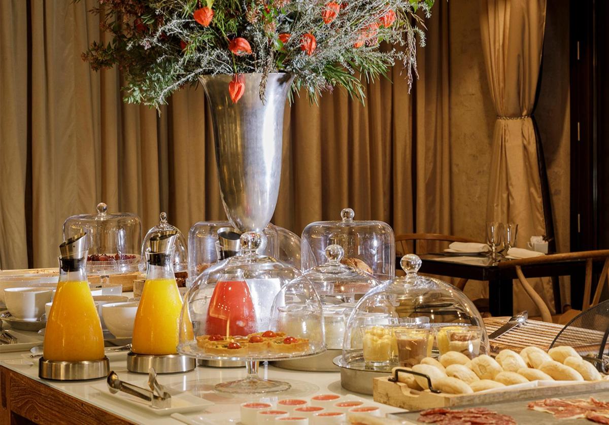 Comida en o cerca de este hotel