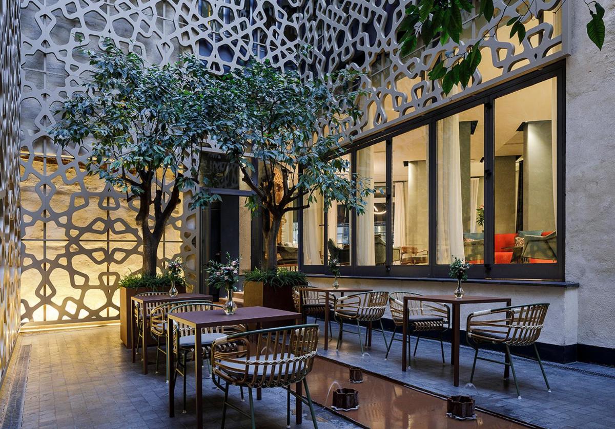 Un restaurante o sitio para comer en EME Catedral Mercer Hotel