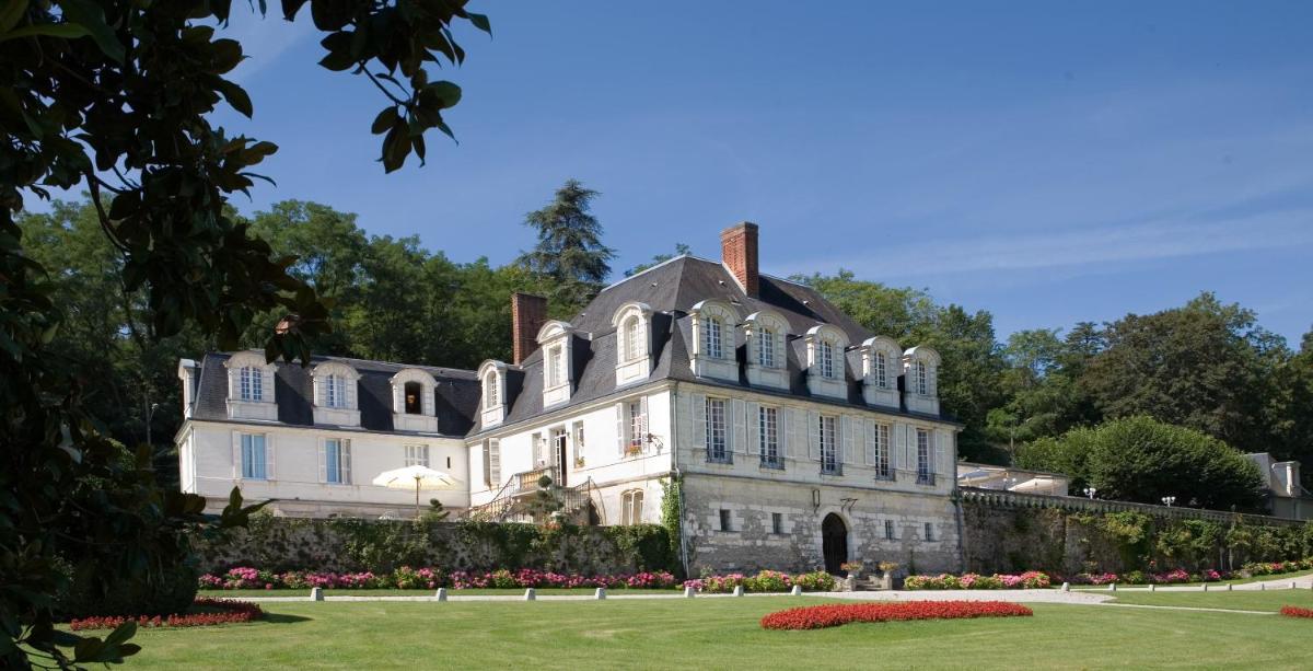 une grande maison avec un jardin devant dans l'établissement Château de Beaulieu et Magnolia Spa, The Originals Relais, à Joué-lès-Tours