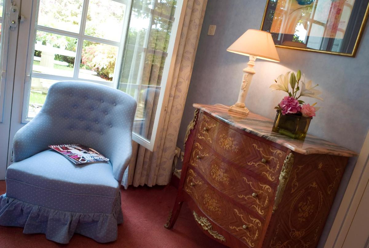Coin salon dans l'établissement Château de Beaulieu et Magnolia Spa, The Originals Relais