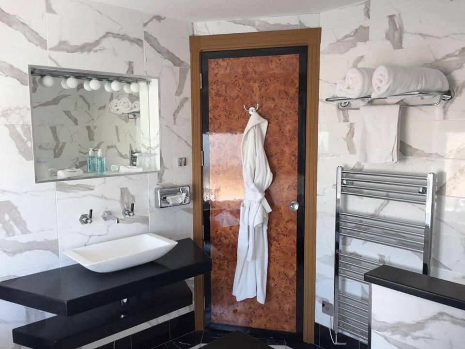 Pier Hotel - Housity
